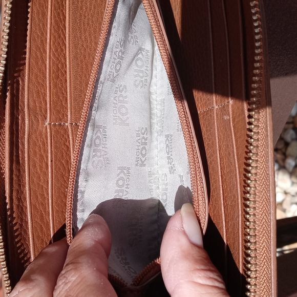 MICHAEL KORS LEATHER ZIP WALLETT - Picture 7 of 8